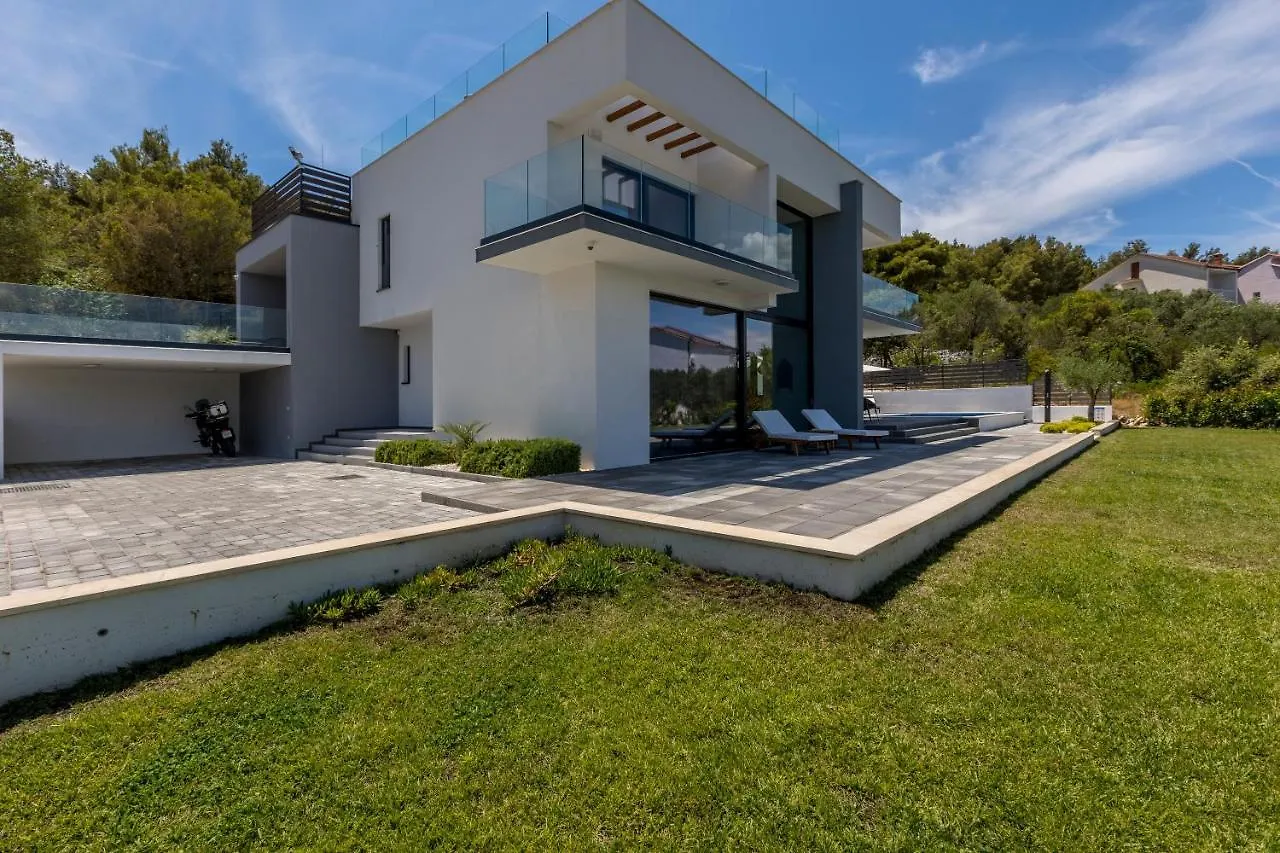Villa Navisus With Heated Pool And Roof Top Jacuzzi-150M From The Beach Kroatien