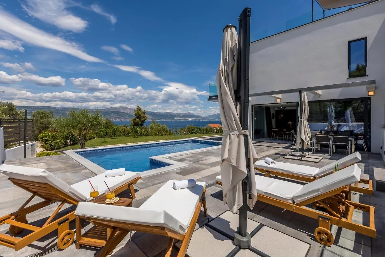 Villa Navisus With Heated Pool And Roof Top Jacuzzi-150M From The Beach 0*, Slatine Kroatien