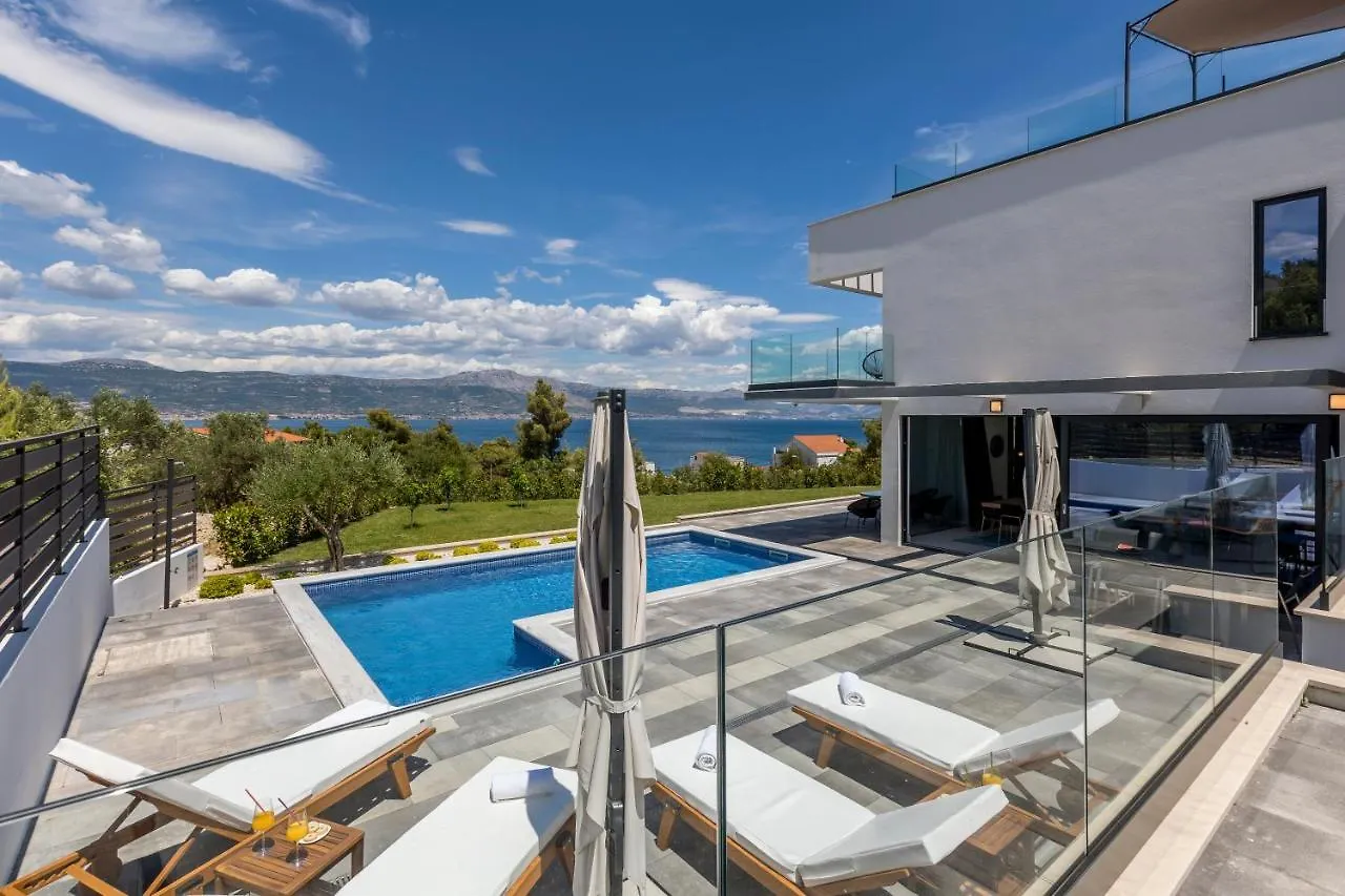 Villa Navisus With Heated Pool And Roof Top Jacuzzi-150M From The Beach Kroatien