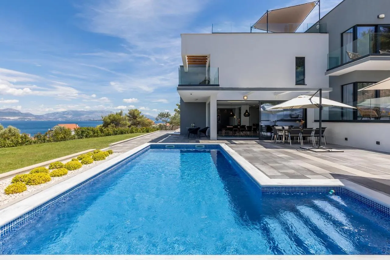 Villa Navisus With Heated Pool And Roof Top Jacuzzi-150M From The Beach Kroatien