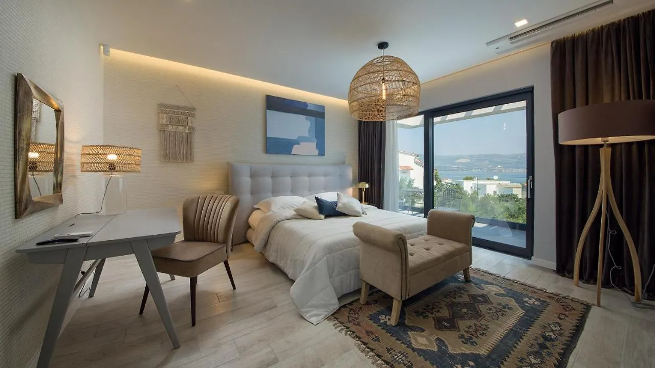 Villa Navisus With Heated Pool And Roof Top Jacuzzi-150M From The Beach 0*, Slatine Kroatien