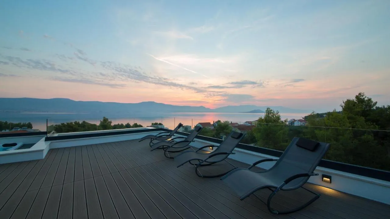 Villa Navisus With Heated Pool And Roof Top Jacuzzi-150M From The Beach Kroatien