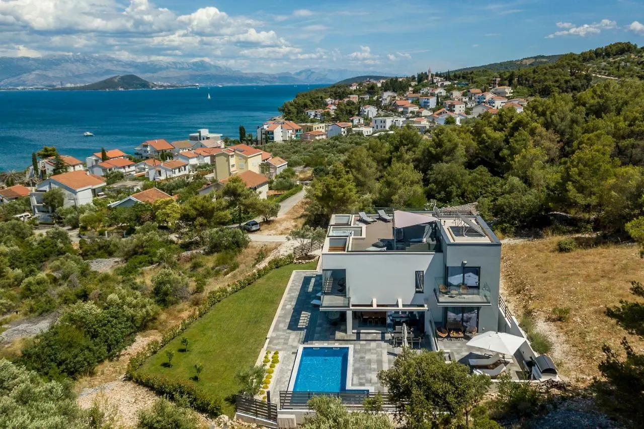 Villa Navisus With Heated Pool And Roof Top Jacuzzi-150M From The Beach Kroatien