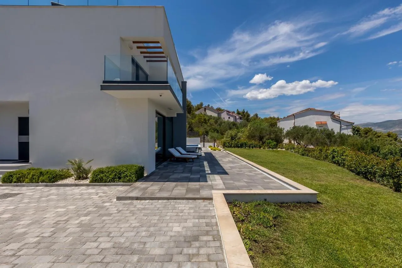 Villa Navisus With Heated Pool And Roof Top Jacuzzi-150M From The Beach Kroatien