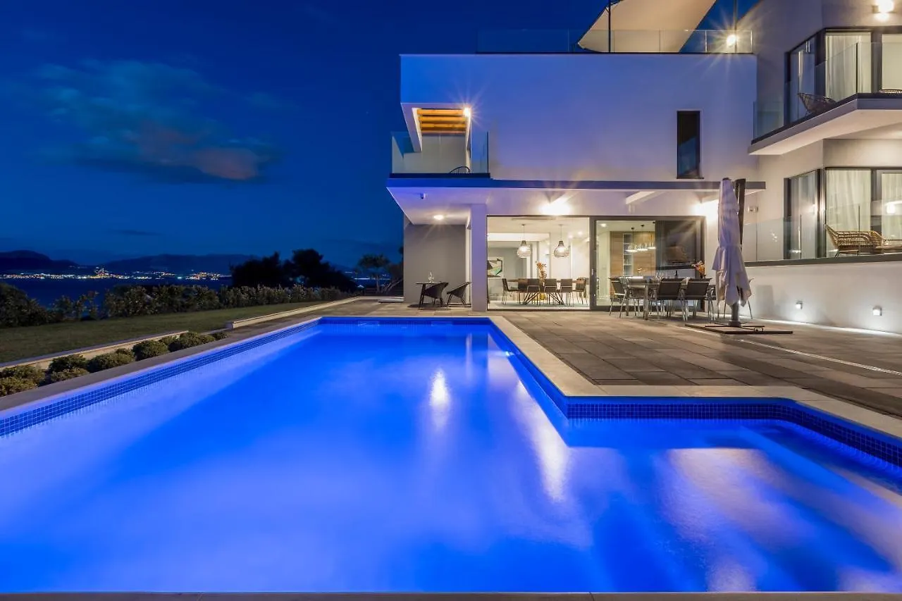 Villa Navisus With Heated Pool And Roof Top Jacuzzi-150M From The Beach Kroatien