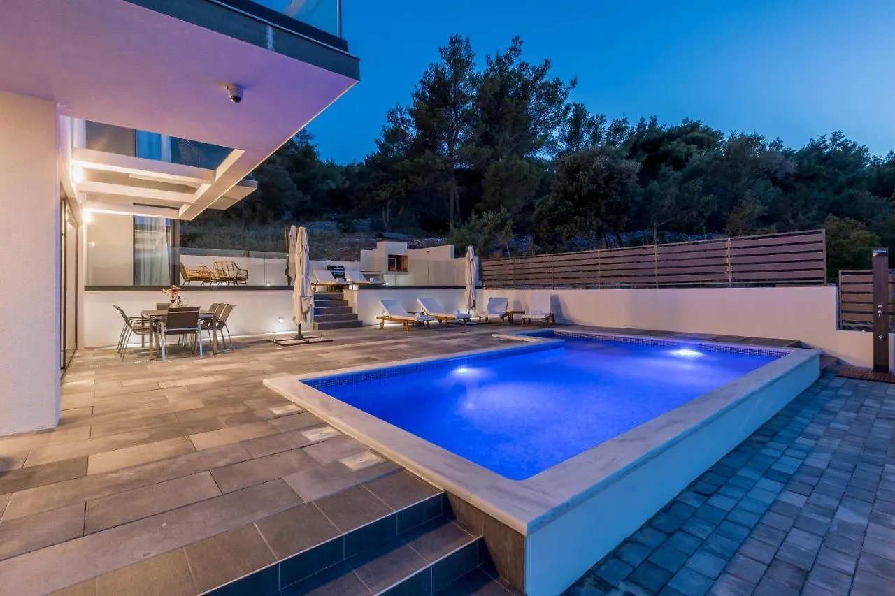 Villa Navisus With Heated Pool And Roof Top Jacuzzi-150M From The Beach Kroatien