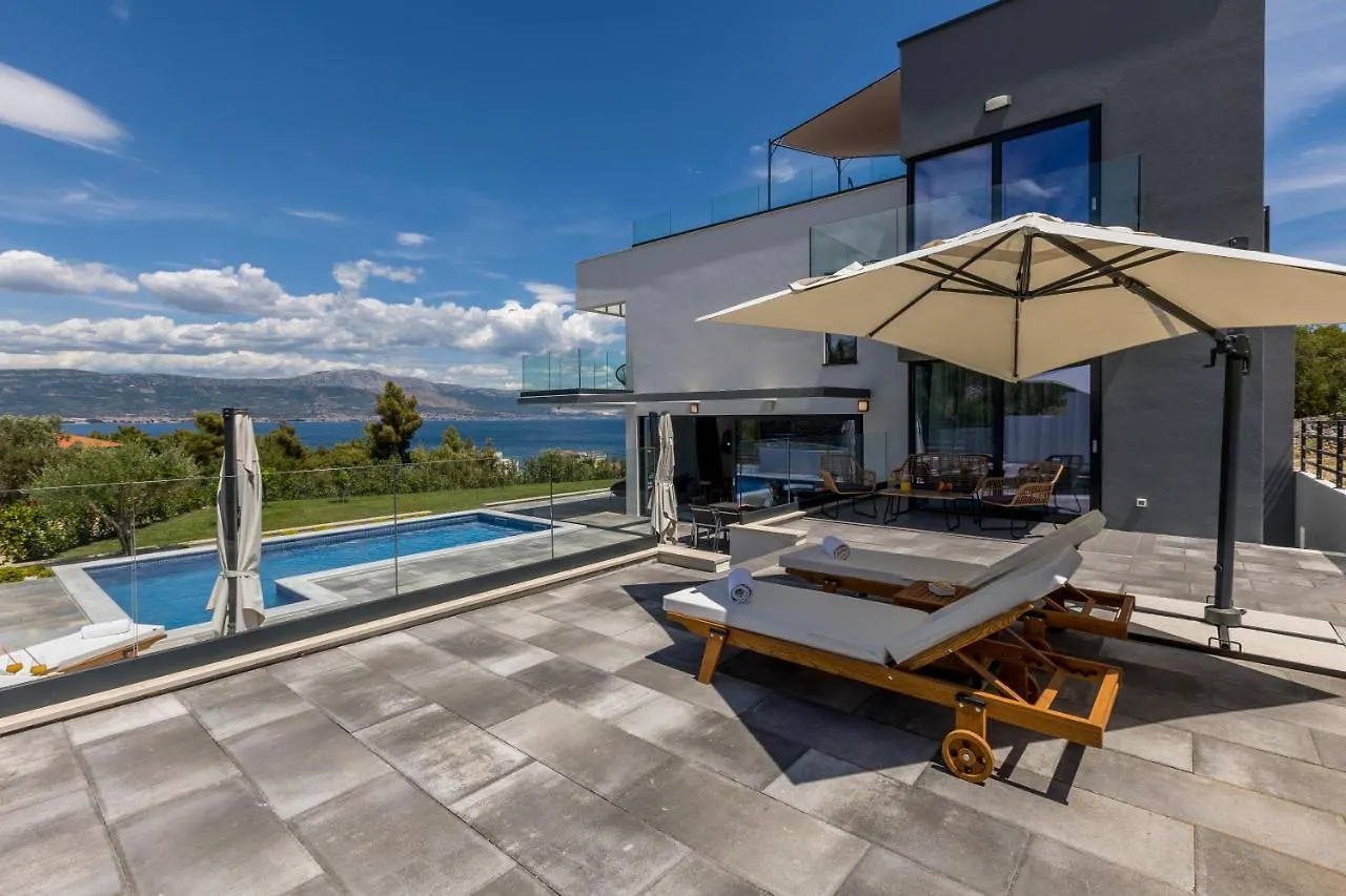 Villa Navisus With Heated Pool And Roof Top Jacuzzi-150M From The Beach 0*, Slatine Kroatien
