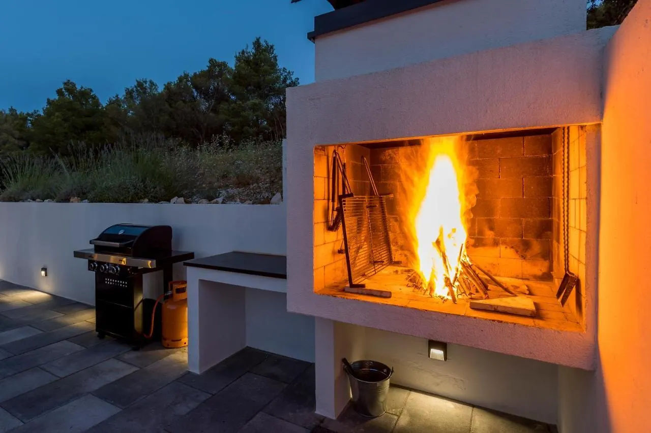 Villa Navisus With Heated Pool And Roof Top Jacuzzi-150M From The Beach Kroatien