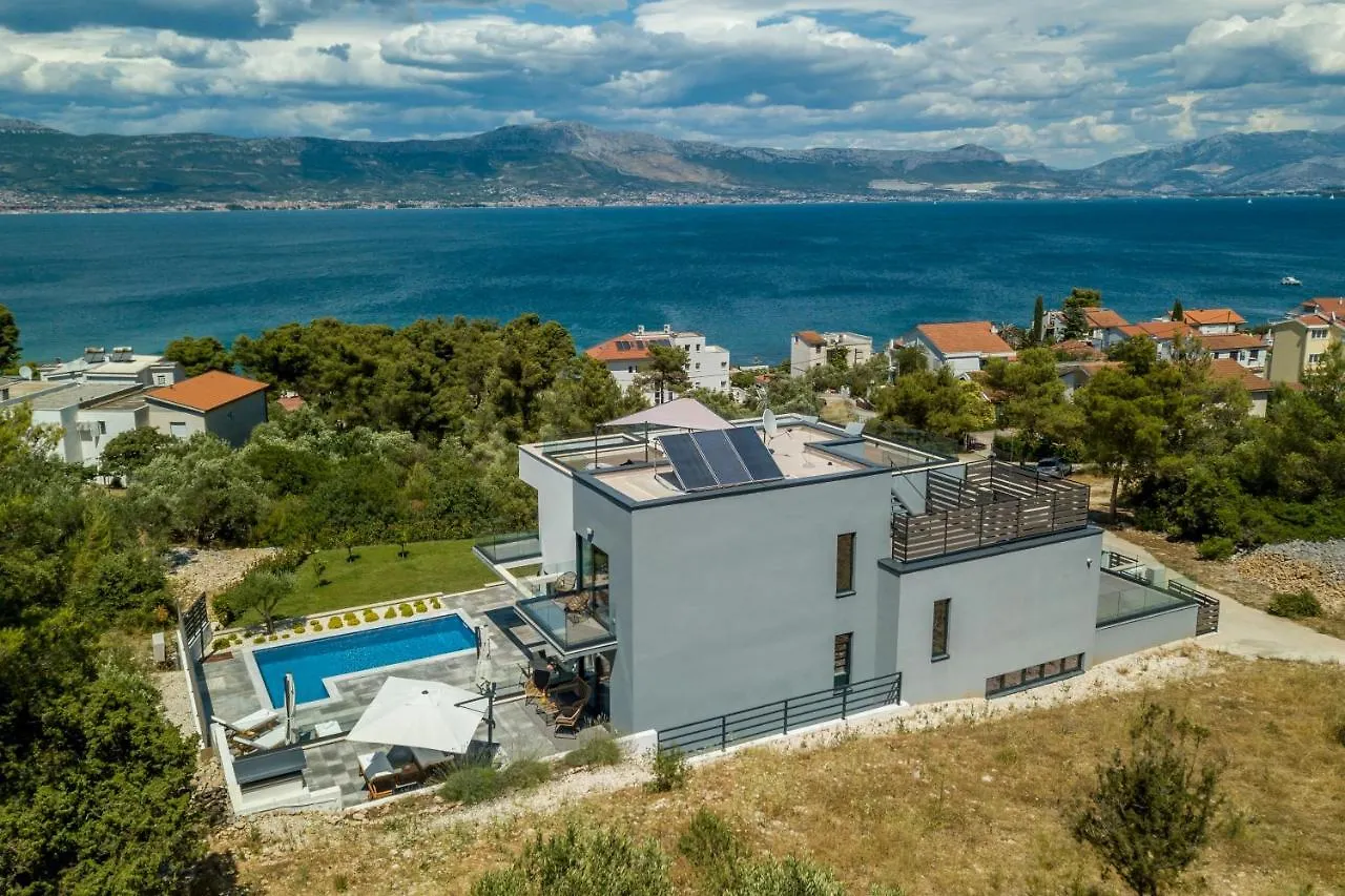 Villa Navisus With Heated Pool And Roof Top Jacuzzi-150M From The Beach Kroatien