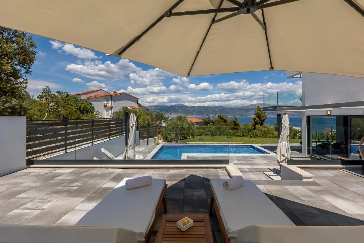 Villa Navisus With Heated Pool And Roof Top Jacuzzi-150M From The Beach Kroatien