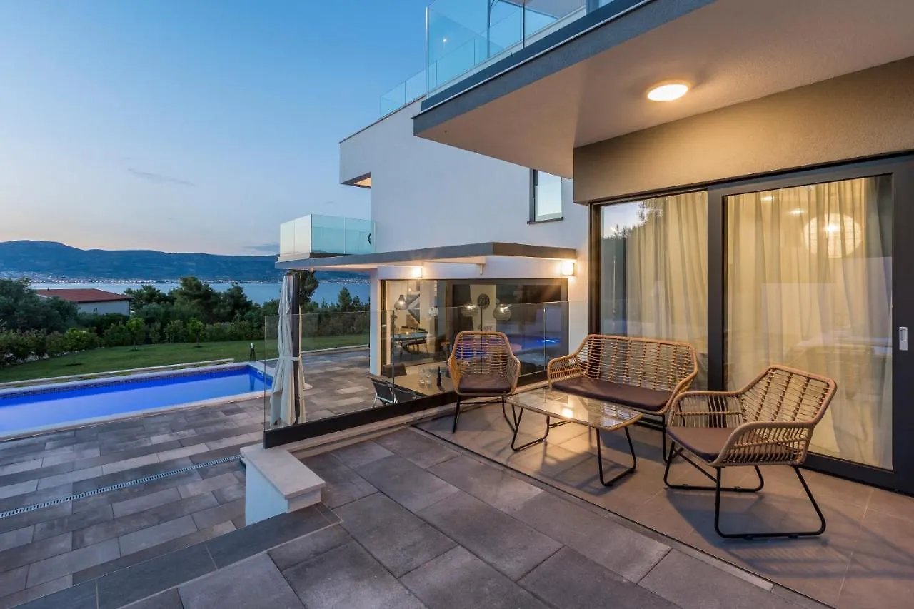 Villa Navisus With Heated Pool And Roof Top Jacuzzi-150M From The Beach Kroatien
