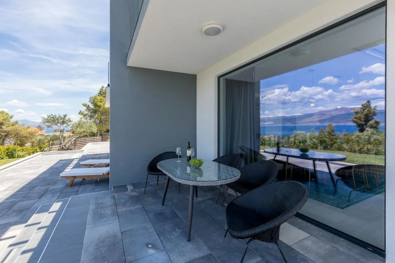 Villa Navisus With Heated Pool And Roof Top Jacuzzi-150M From The Beach 0*, Slatine Kroatien