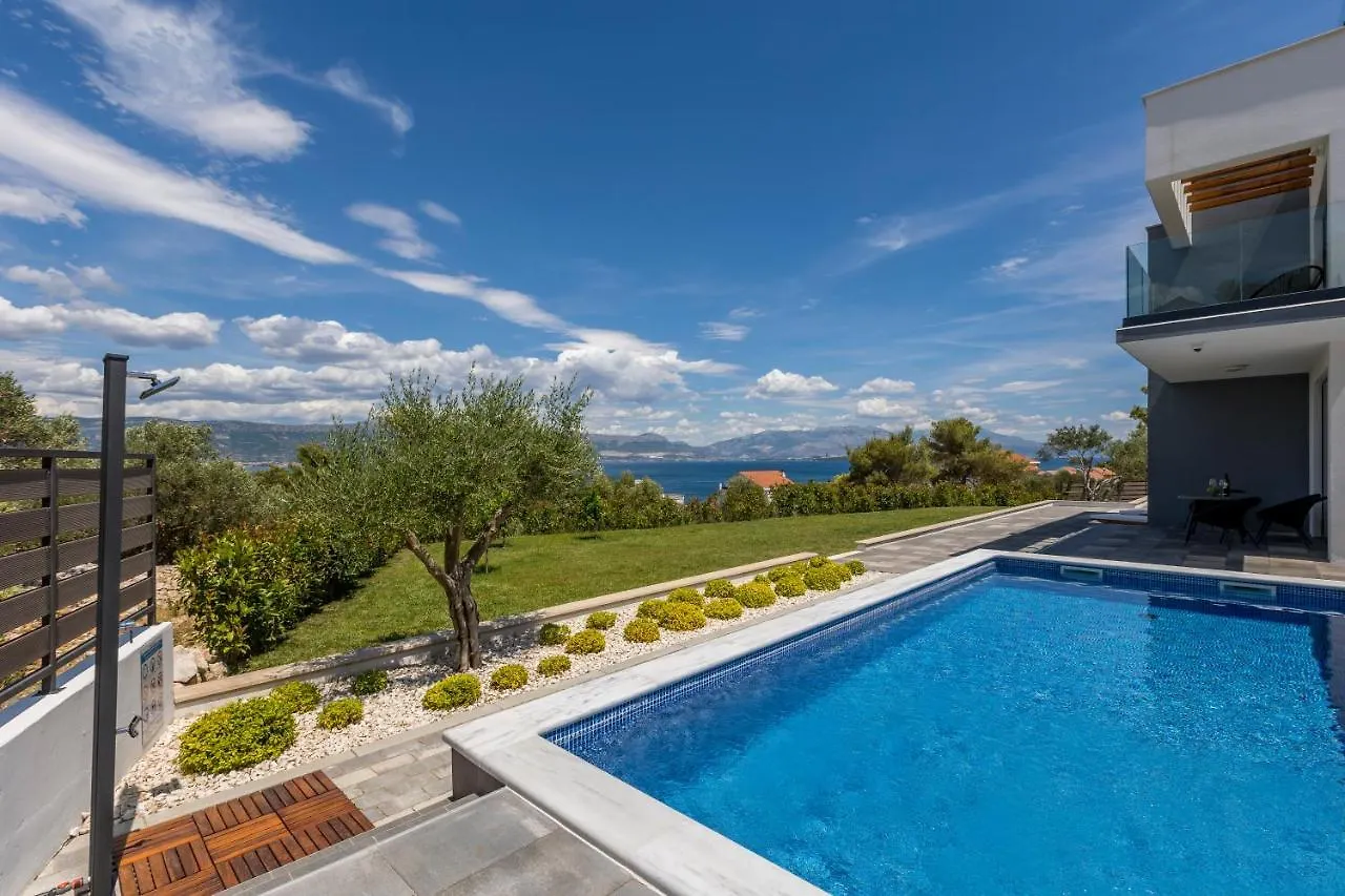 Villa Navisus With Heated Pool And Roof Top Jacuzzi-150M From The Beach 0*, Slatine Kroatien