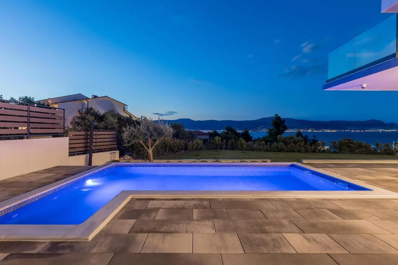 Villa Navisus With Heated Pool And Roof Top Jacuzzi-150M From The Beach Kroatien