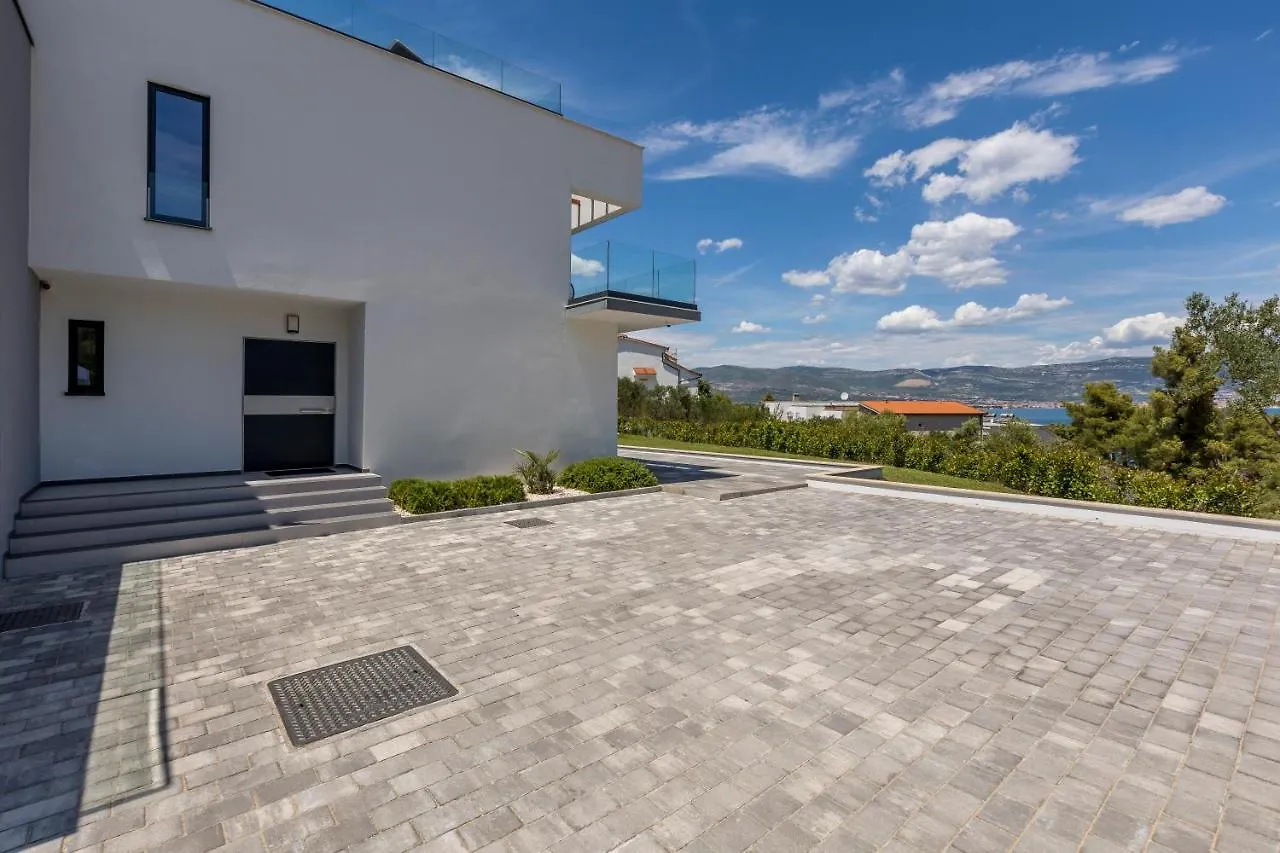 Villa Navisus With Heated Pool And Roof Top Jacuzzi-150M From The Beach Kroatien